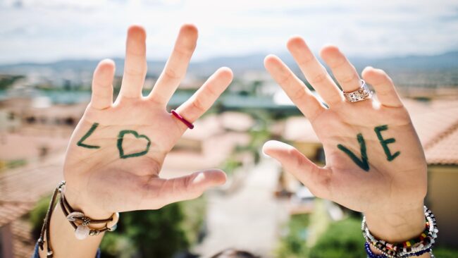 hands-5113506_1920